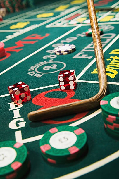 Live blackjack table on mobile phone screen with low-bandwidth indicator